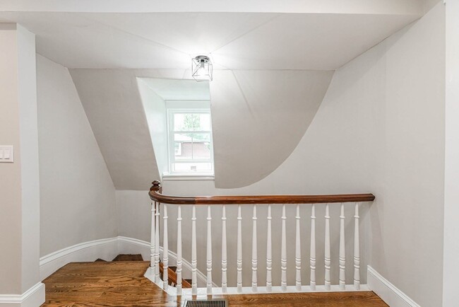 Building Photo - 52 Maple St