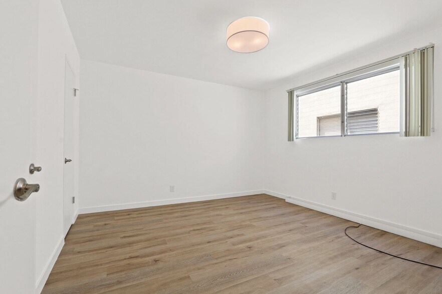 Building Photo - 943 6th St