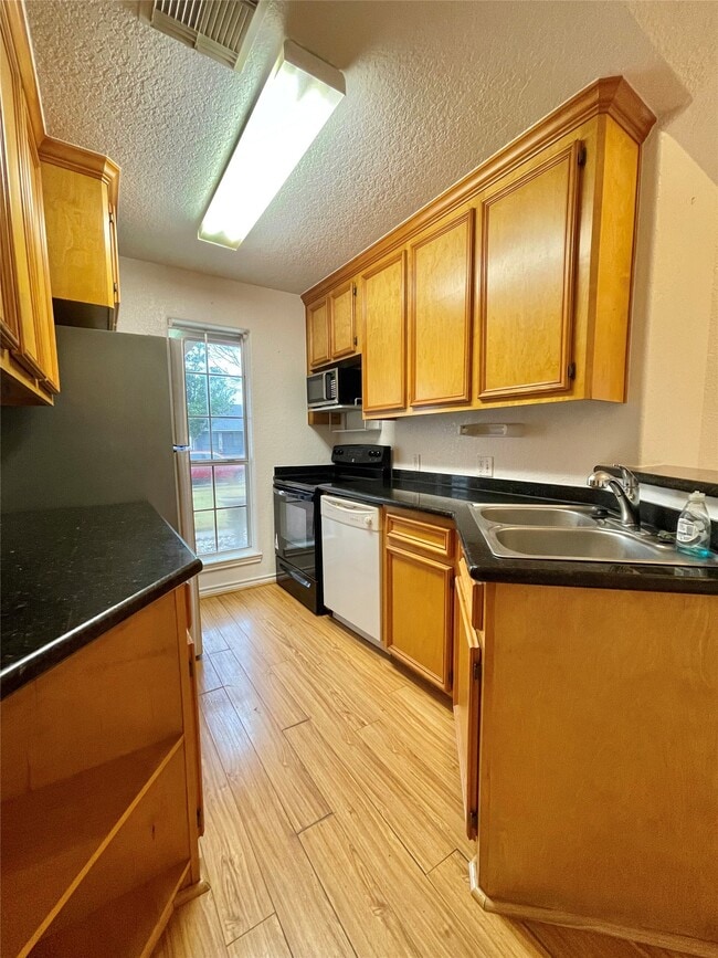 Building Photo - 704 Manor Dr
