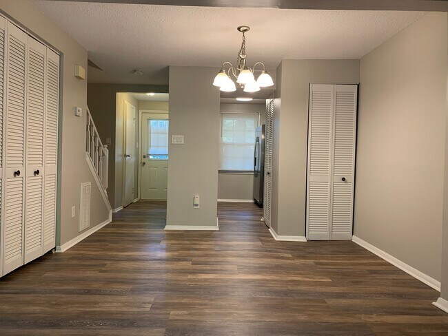 Building Photo - Renovated Raleigh Townhome Conveniently Lo...