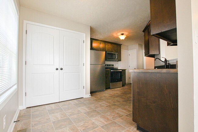 Building Photo - Pet Friendly Three Bedroom!