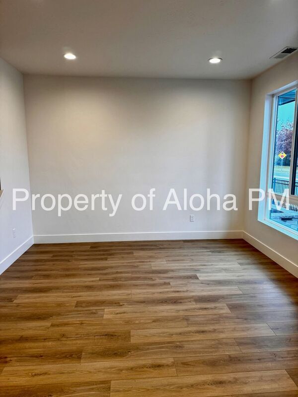 Building Photo - 366 E Presidio Ln