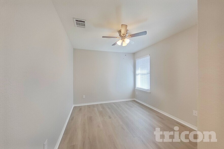 Building Photo - 881 Darst Dr