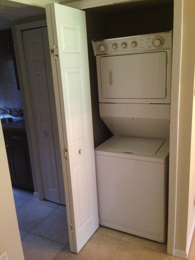 Washer/Dryer - 4864 Tangerine Ave