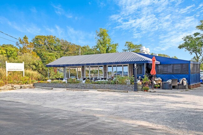 Building Photo - 4 Oak St