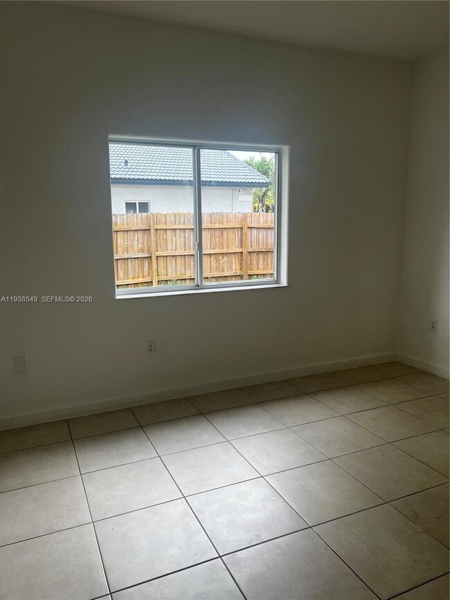 Building Photo - 1304 SE 7th Ct