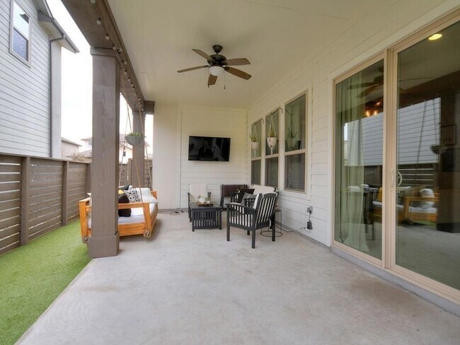 Building Photo - 1708 Arcilla St