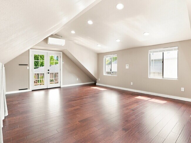 Building Photo - 4 Bedroom PLUS Above Garage Bonus Room in Bothell! Air Conditioned!