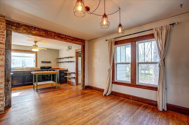 Building Photo - 513 Troy Dr