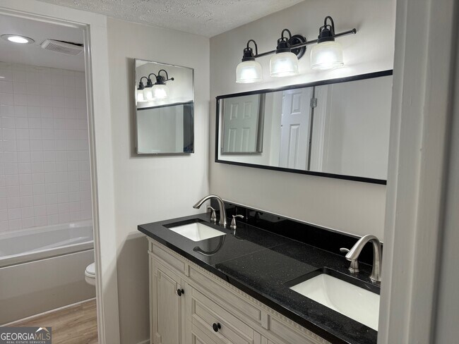 Building Photo - 20 Fairway Ln