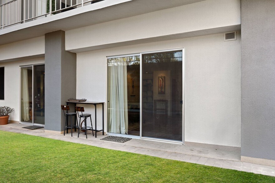 Building Photo - 100 S Doheny Dr