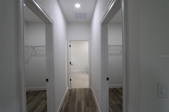 Building Photo - 9118 N Cortlandt Dr