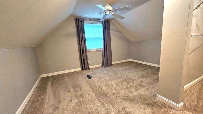 Building Photo - "Charming 3-Bed Home in Saint Paul - Cozy 1,385 Sq. Ft. Retreat!"