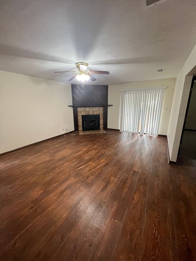 Building Photo - 1233 Cross Creek Cir