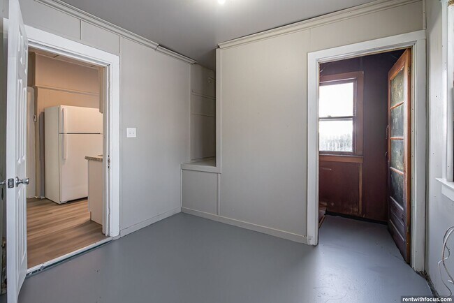 Building Photo - 716 Central St