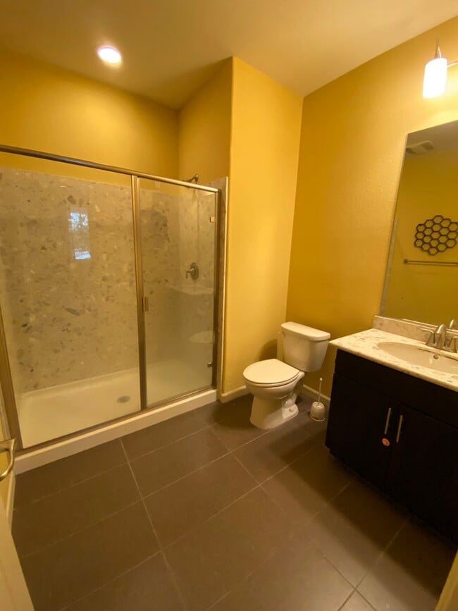 Building Photo - 4Br4Ba Former Model Townhouse Top of the L...