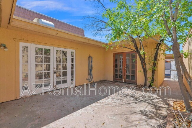 Building Photo - 1622 E Coronado Dr