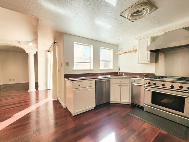 Building Photo - Spacious 3 bedroom condo