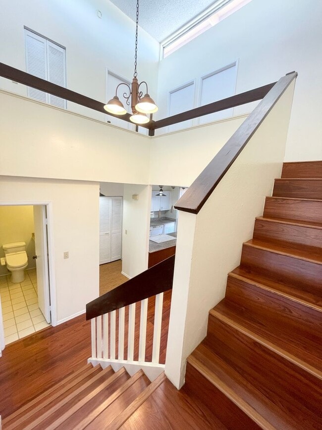 Building Photo - Well Maintained 3 Bed, 2.5 Bath Townhome i...