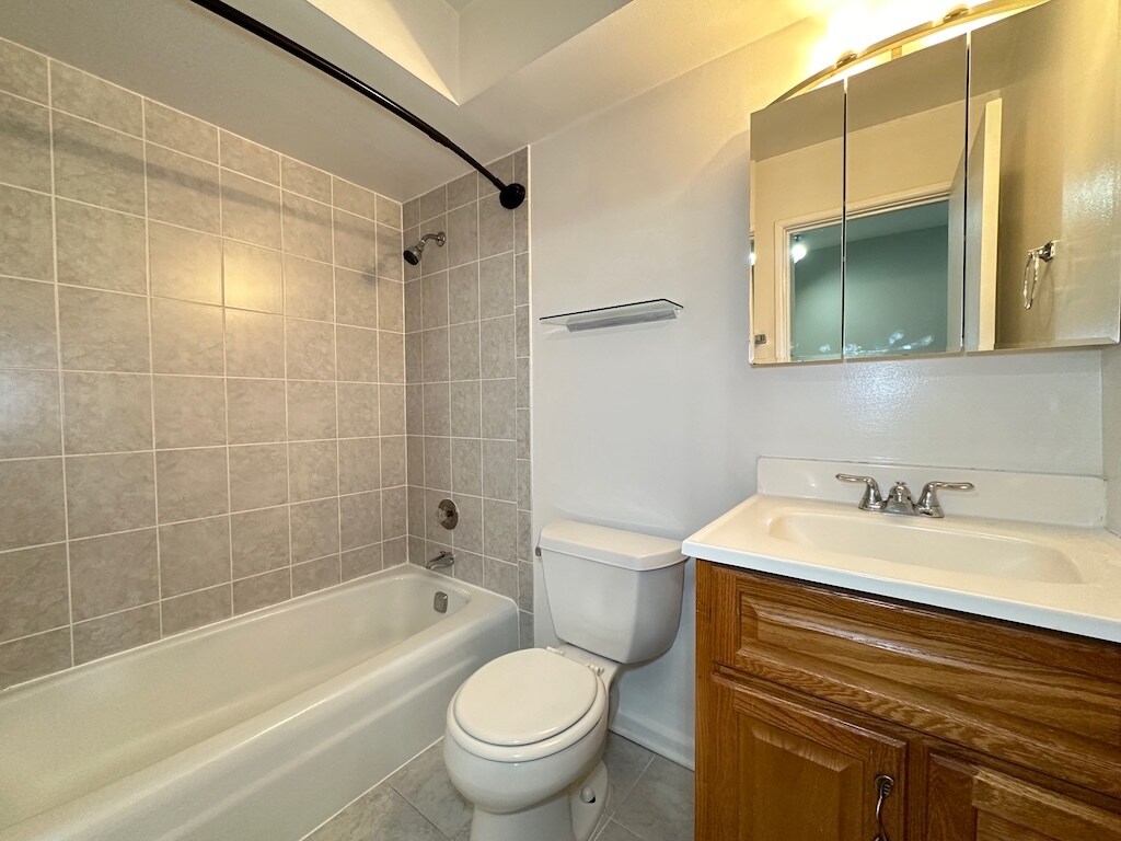 Building Photo - 701 Elm Pl