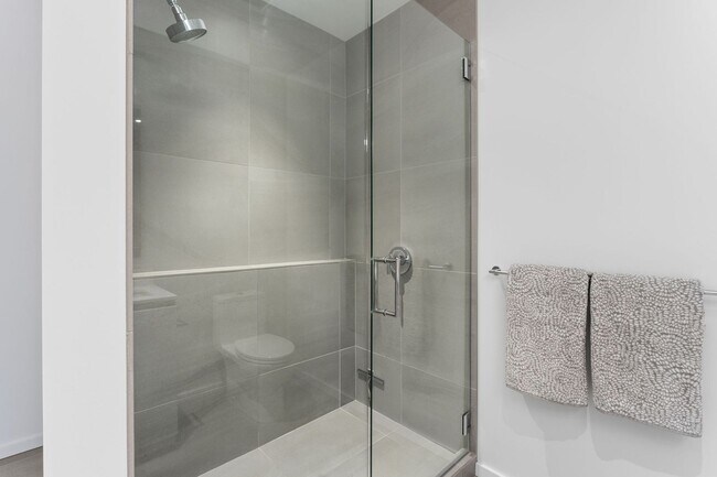 Building Photo - The Vista - 2 bed/2.5 bath Pearl District Condo w/parking/storage/concierge/most utilities/amenities