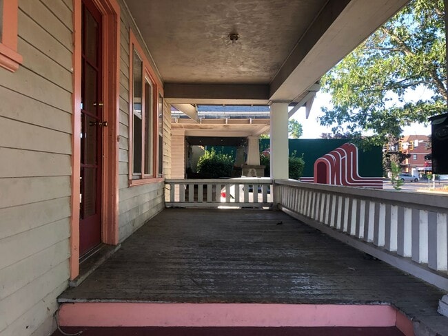 Building Photo - Vintage Campus House ~  3 bedrooms, 1.5 bath