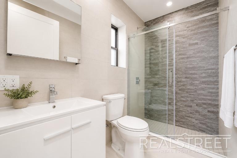 Building Photo - Gorgeous Spacious 3 Bedroom in Prime Crown Heights
