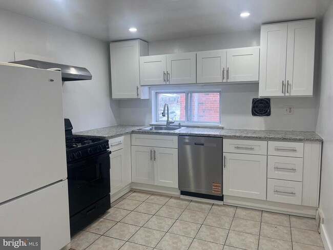 Building Photo - 2637 Tremont St