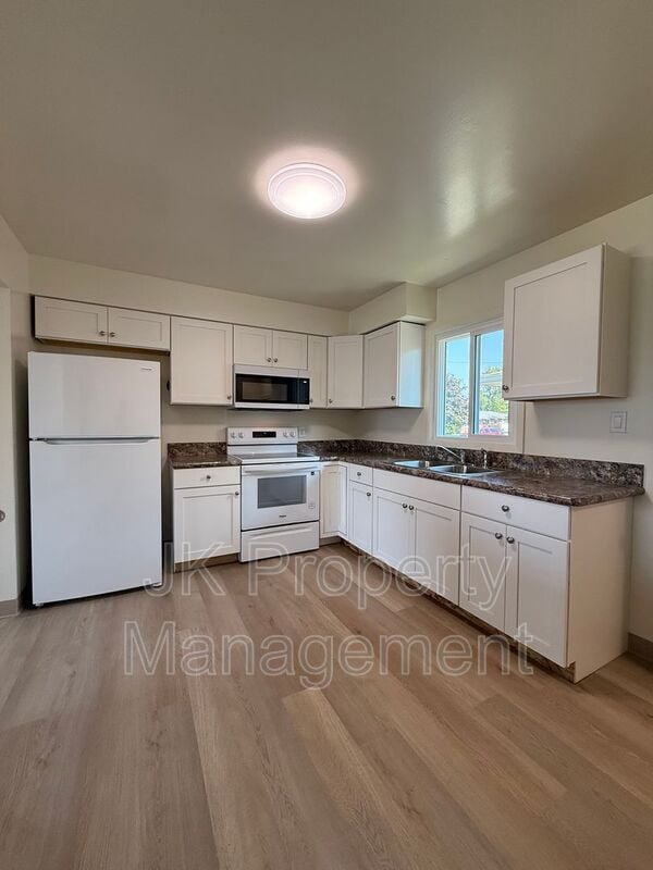 Building Photo - 236 21st Ave NW
