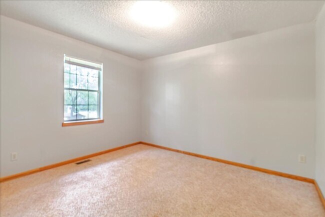 Building Photo - 307 S Walnut