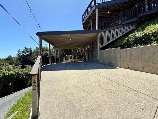 Building Photo - SPACIOUS THREE BED / THREE BATH HOME OFF OF PANORAMIC HWY WITH STUNNING VIEWS