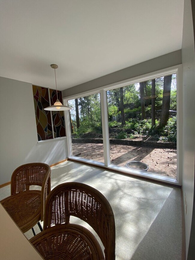 Building Photo - Unique View Property 3 bed, 3 bath located...