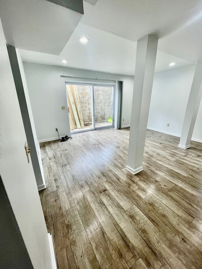 Building Photo - 813