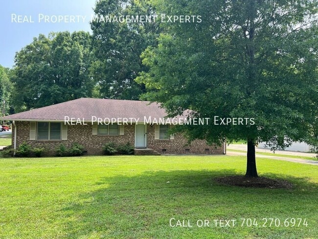 Building Photo - 8001 Linda Lake Dr