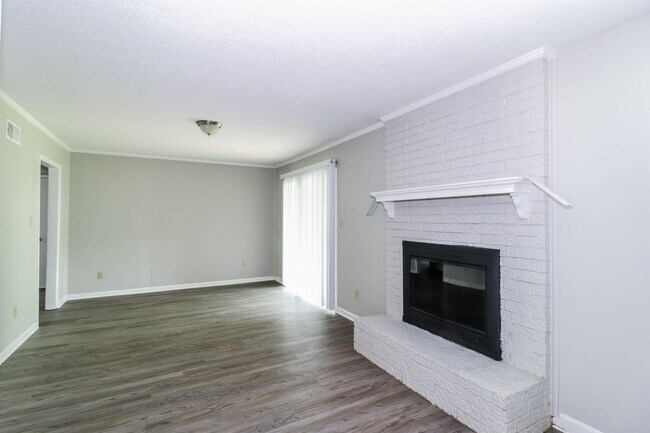 Building Photo - 5352 Patrick Henry Dr