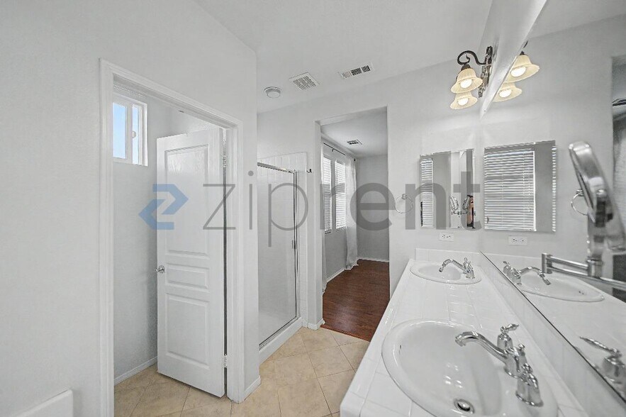 Building Photo - Unit 2