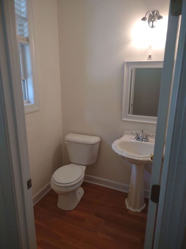 Building Photo - Lovely 2 Bedroom House | Great Location!