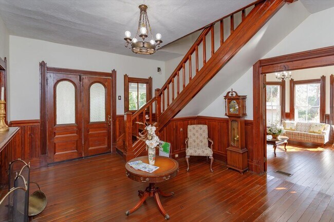 Building Photo - Mid term historic furnished rental