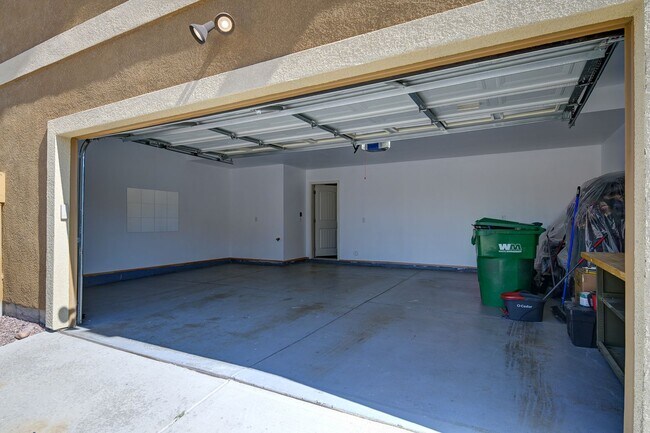 Building Photo - Move-In Ready Townhome with Luxury Finishe...