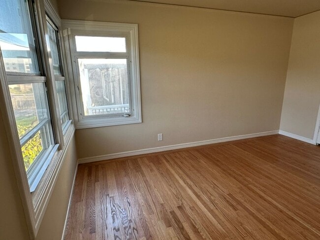 Building Photo - Epic REA - Great Home w/2 BR/1 BA Plus Bonus Loft in Mills Park Neighborhood