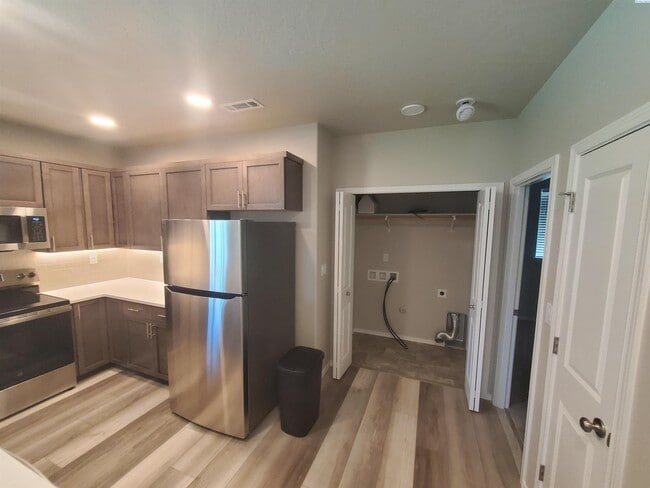 Building Photo - 722 Zee Pride Ln
