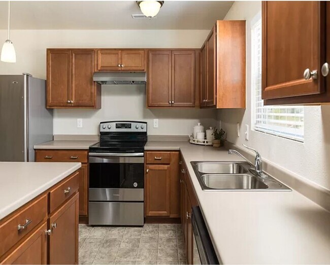 Building Photo - Large Newer Colonial for Lease