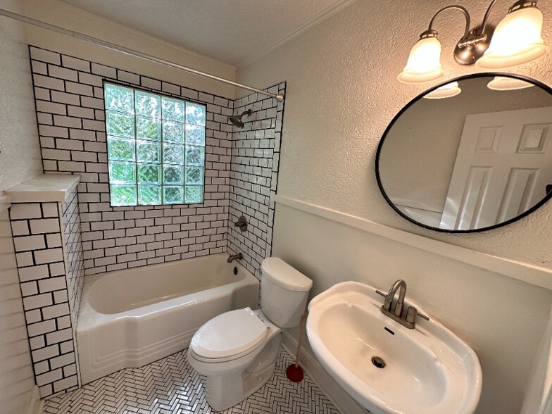 Building Photo - 1338 S Pittsburg Ave