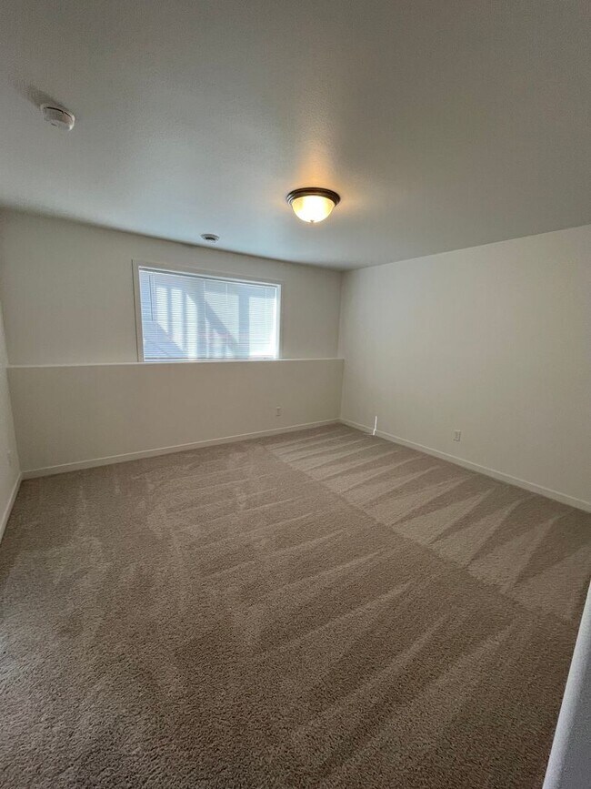 Building Photo - 3 Bed 3 Bath TownHome