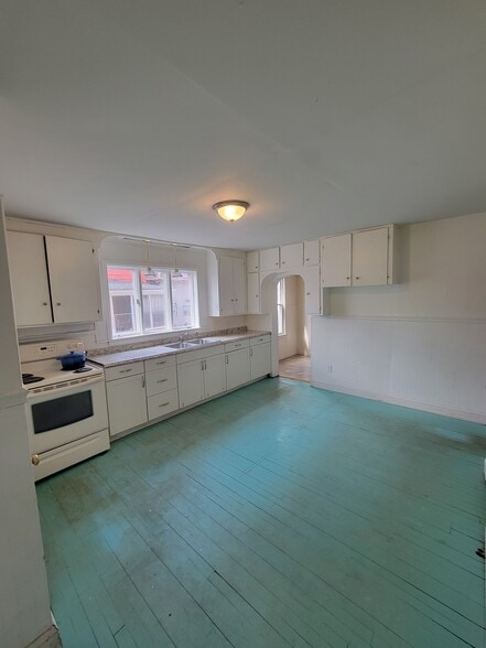 Building Photo - 73 Bartlett St