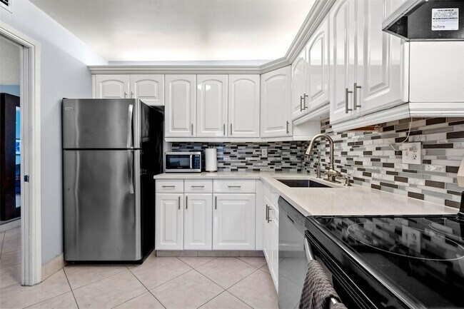Building Photo - 3151 S Palm Aire Dr
