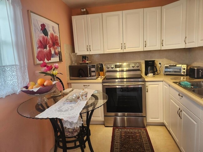 Building Photo - 2400 NE 1st Ln