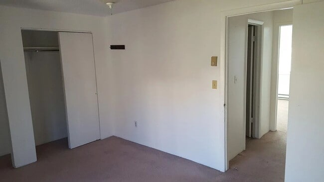 Building Photo - Charming Golden Townhome!