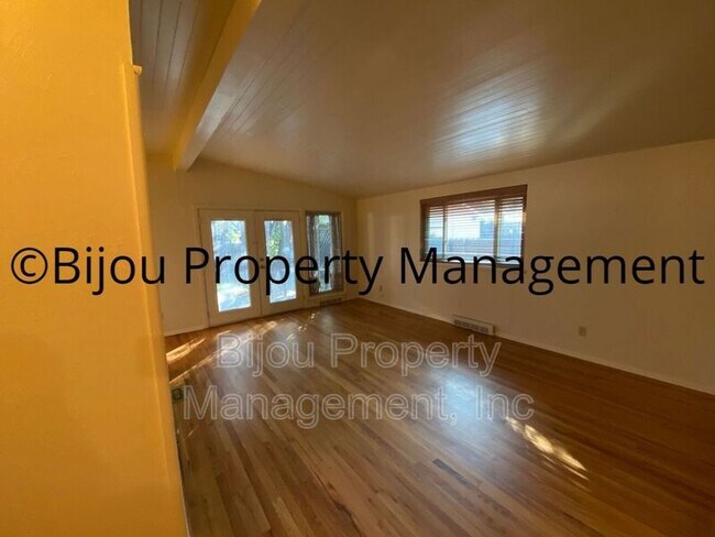 Building Photo - 916 Westmoor Dr