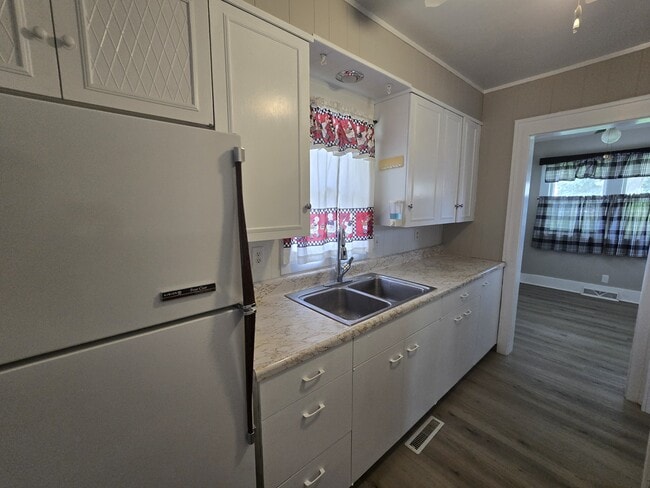 Building Photo - 1124 Kern St